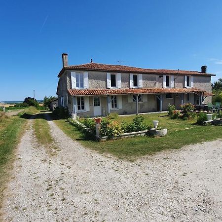 Grande maison avec jardin, animaux,au calme Yviers Extérieur photo