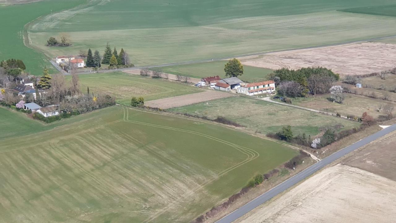 Grande maison avec jardin, animaux,au calme Yviers Extérieur photo