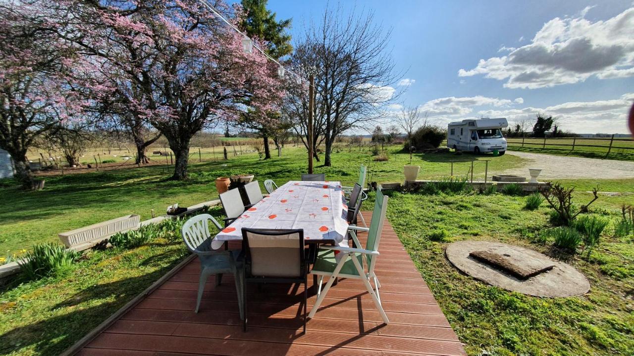 Grande maison avec jardin, animaux,au calme Yviers Extérieur photo